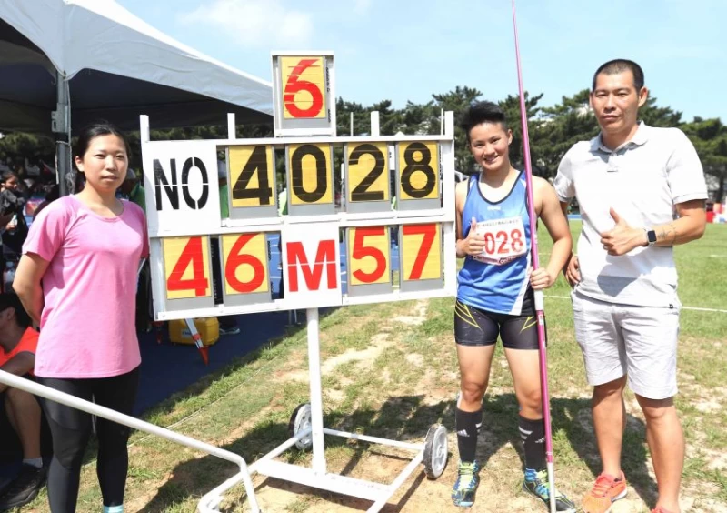 高中教練唐德容(右二)46.57打破全大運一般女標槍大會紀錄，桃園高中教練陳鴻傑(右)和中原大學防護員韋如玉也替她開心。林嘉欣／攝影。