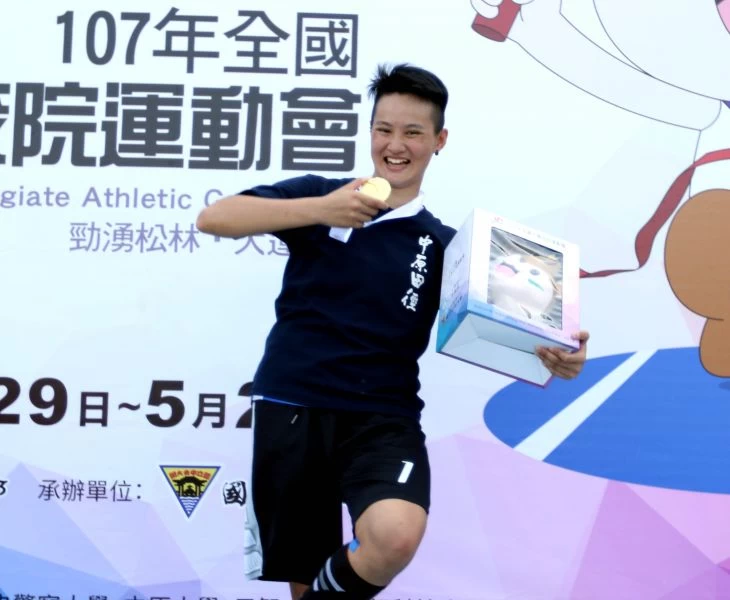 唐德容開心在標槍破大會奪全大運首金。林嘉欣／攝影。