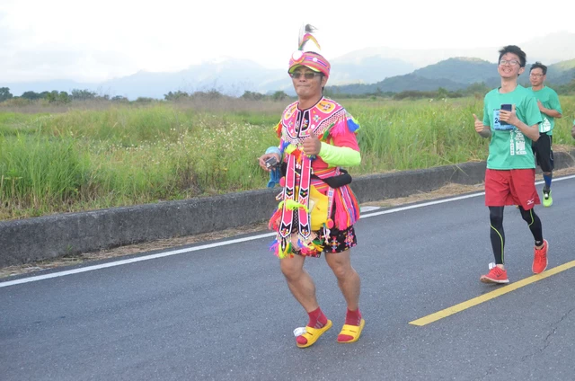 選手特地穿著原住民傳統服飾參賽。