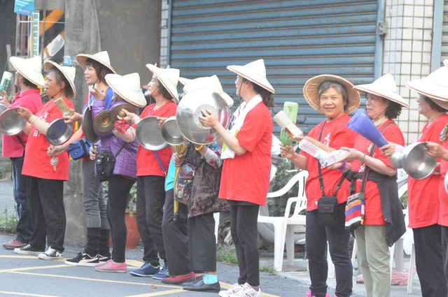 在地熱情民眾為選手加油。