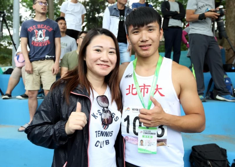 張瑞玉到中央大學幫參加全大運的兒子魏溢慶加油。林嘉欣／攝影。