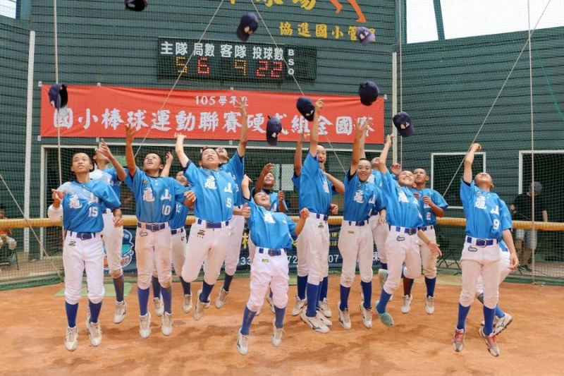 105學年度桃園市龜山國小拿下冠軍,球員高拋帽子慶祝。大會提供