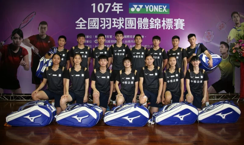 首度參加全國團體賽甲組競逐的中租男、女隊合影/李天助攝