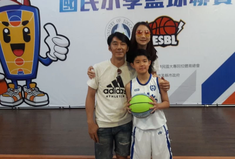 藝人陶晶瑩(右)、李李仁(左)的愛女李陶陶除將最後披掛新北安坑國小戰袍,最終目標未來有機會挑戰美國WNBA。