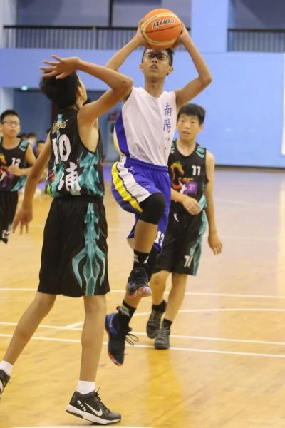 台中南陽李首醇切入投籃,新北龍埔陳泰均防守。