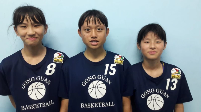 苗栗公館男籃3名女將旮幼亞馥（中）、徐郁婷（左）、陳芊卉（右）超吸睛。