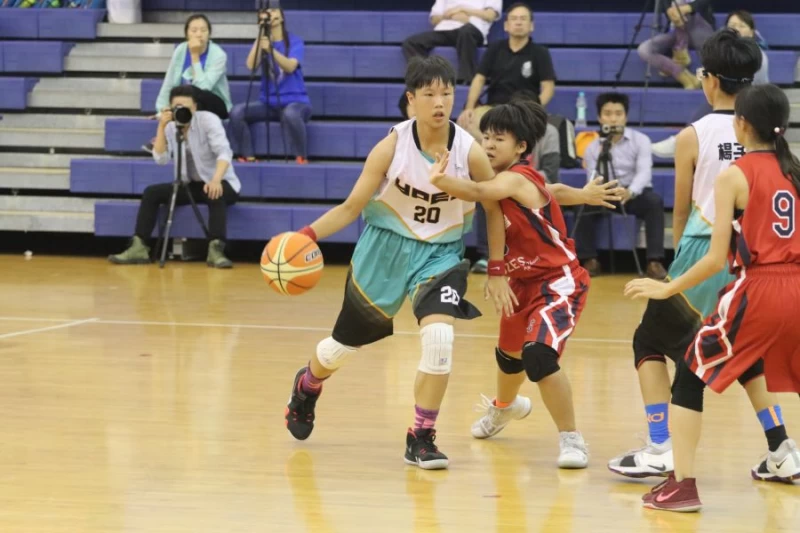 永平羅文伶運球推進。