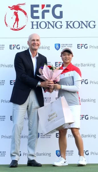 陳思涵獲亞軍,左為香港高爾夫球會會長夏德威。