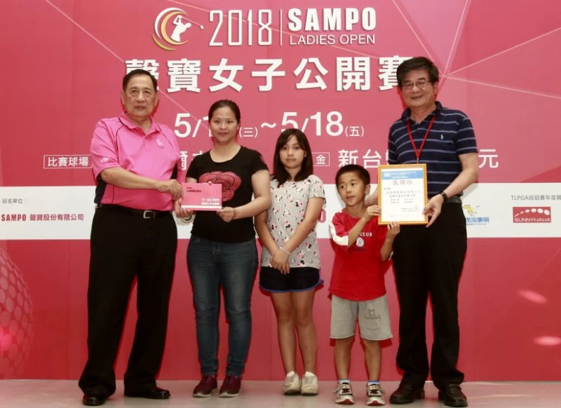 晚宴上聲寶集團總裁陳盛沺（左）及瑞智公司副董事長劉金錫（右）共同提供慈善捐款給桃園國際兒童村的代表（中）。