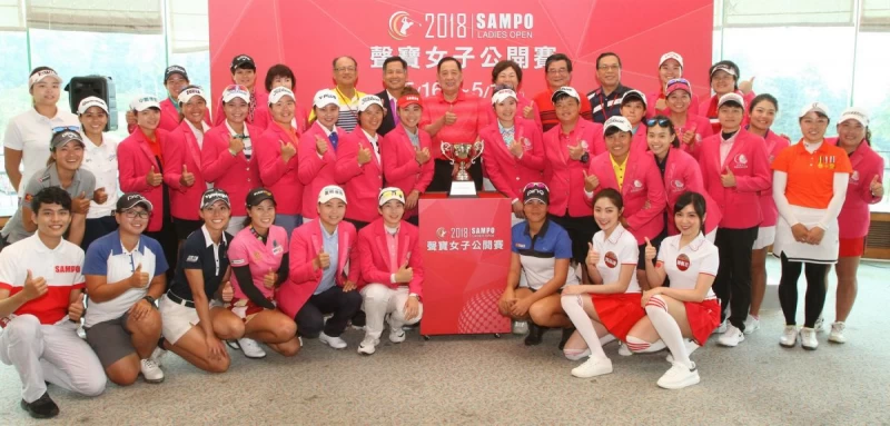 a2018聲寶女子公開賽記者會,聲寶集團總裁陳盛沺(中)與貴賓及選手代表合影。