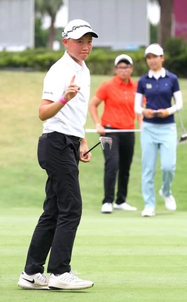 首回合業餘陳萱70桿(-2)暫列第三。