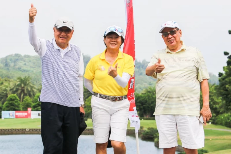 2018聲寶女子公開賽陳盛沺董事長(右)與鄭美琦理事長(中)一同觀賽。