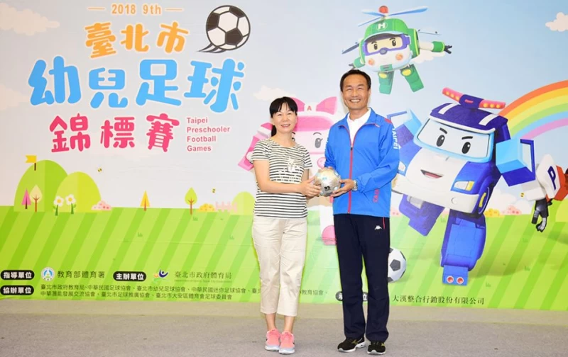 臺北市政府體育局李再立局長(圖右)致贈金球給童欣幼兒園鄭好嬋園長(圖左),宣布為幼兒園招募足球活動再度開跑。主辦單位提供