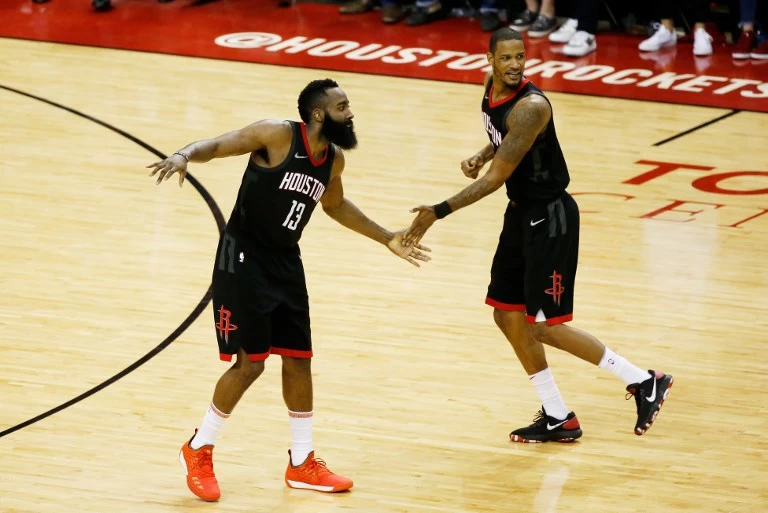 哈登(左)有阿瑞紮(右)等的火力助陣,火箭大勝勇士。法新社