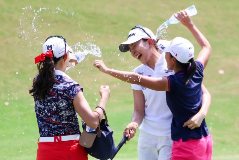 中山三奈選手與米娜米選手為脇元華鄉(白衣者)灑水歡呼。