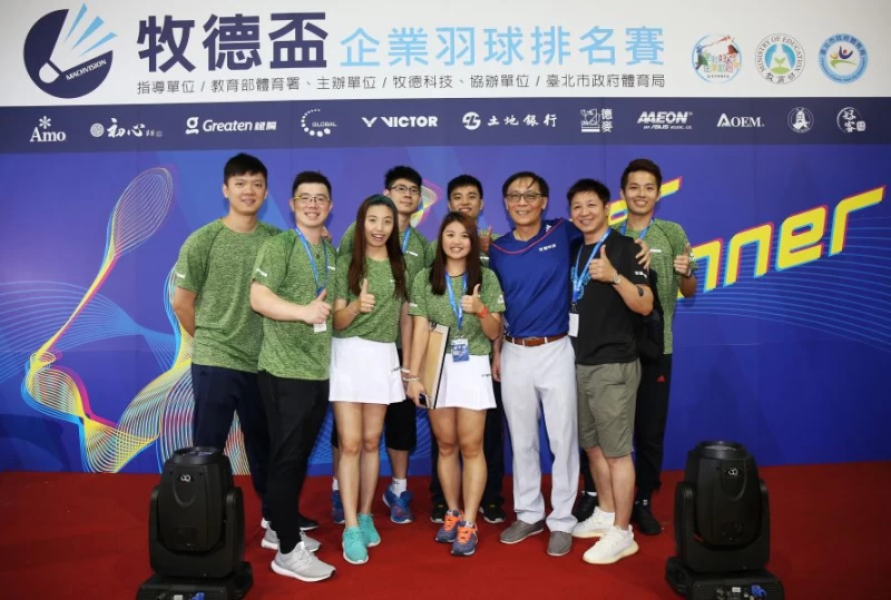 牧德董事長汪光夏（右三）與晉用體保生合照／李天助攝