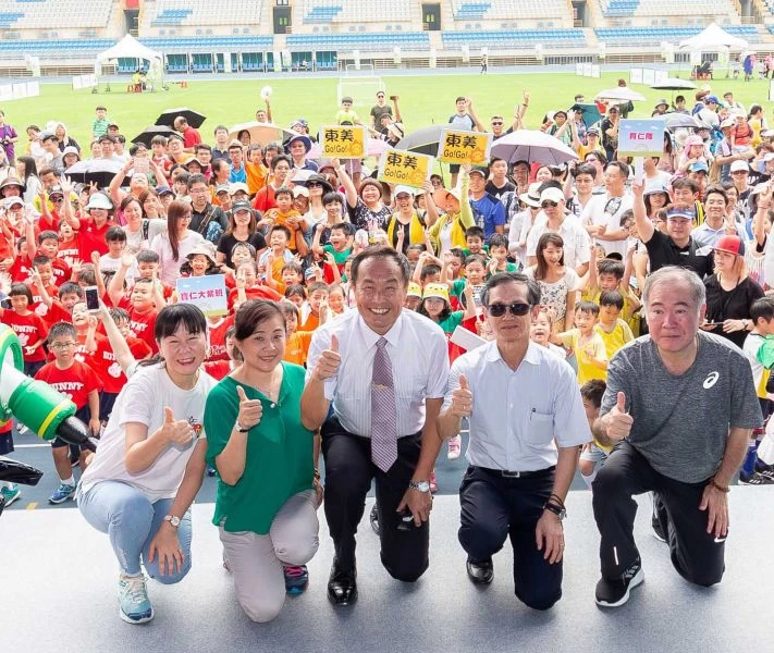 臺北市幼兒足球錦標賽今明(19、20日)兩日於臺北田徑場舉辦。(圖由左至右臺北市學前及國中小教育協會理事長鄭好嬋、臺北市政府教育局學前教育科陳韻如老師、臺北市政府體育局李再立局長、臺北市幼兒足球協會楊岳虎理事長、中華民國文化休閒運動協會秦熙嶽名譽理事長。主辦單位提供