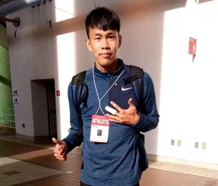 陳奎儒的左手在第五個欄架時勾到釘鞋受傷。陳奎儒/提供。