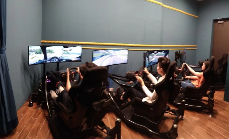 比賽現場提供提供四套THRUSTMASTER T-GT與動態賽車模擬器做為標準配備。