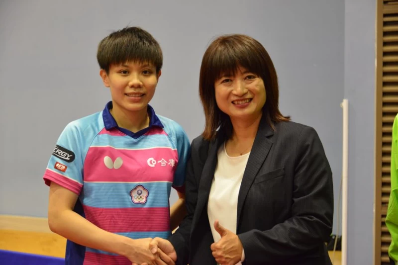 桌球國手鄭怡靜與蔡培慧委員合影。
