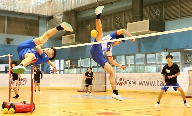 藤球選手在場上相互較勁／資料照片