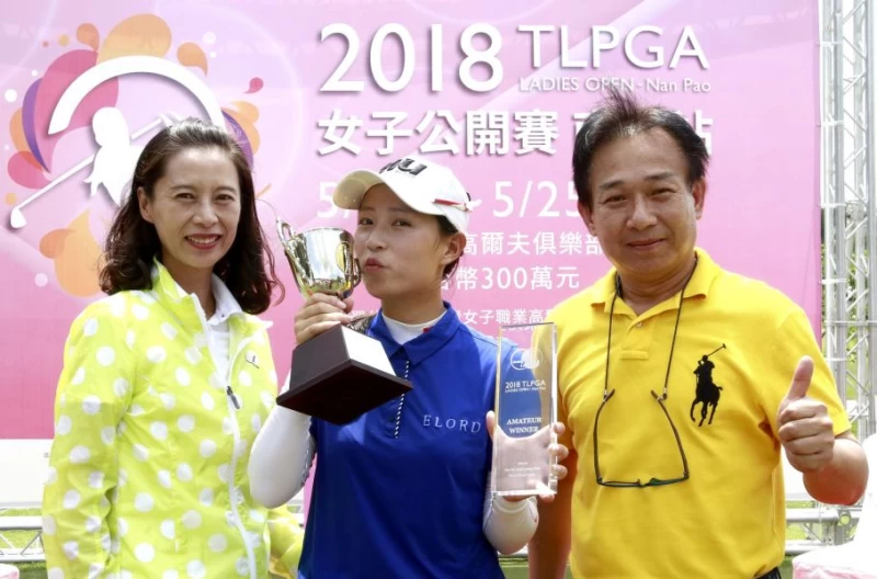 業餘選手侯羽薔奪冠.爸媽到場慶賀。鍾豐榮攝影