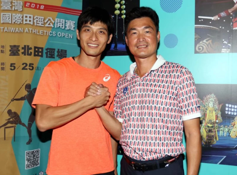 李奎龍(左)和教練許唐漢。林嘉欣/攝影。