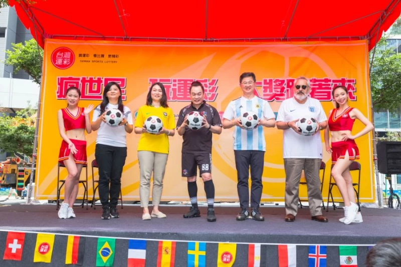 瘋世足玩運彩大獎跟著來活動啟動,預祝2018世足賽台灣運彩銷售長紅。威剛科技陳香蘭經理(左二)、體育署長官徐淑婷(左三)、康康(中間)、台灣運彩總經理林博泰(右三)、台灣樂富馬希禮總經理(右二)。