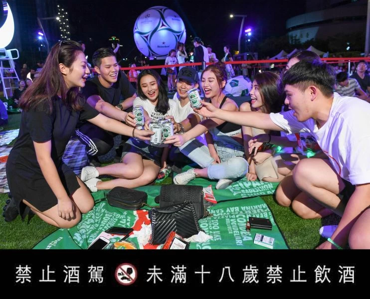民眾於海尼根城市星綠地舉杯歡慶歐冠盃冠軍即將誕生!大會提供