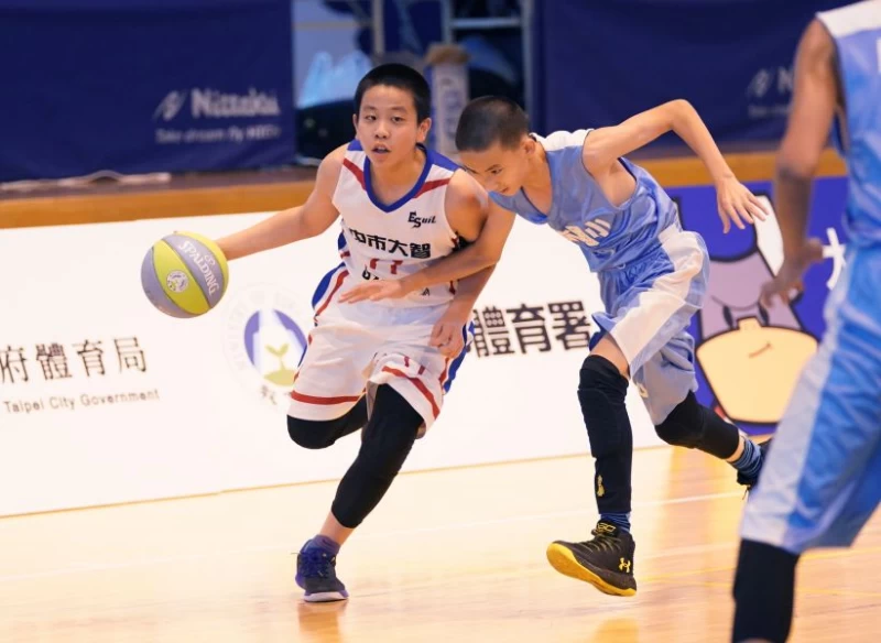 大智徐宇正運球突破。