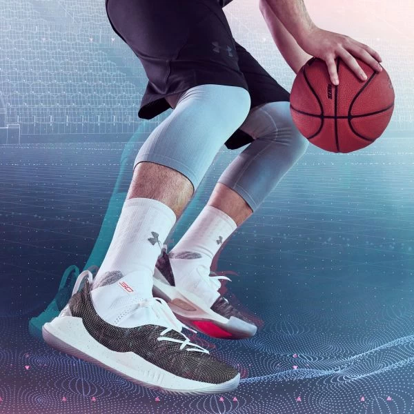 Curry5低筒設計，打造輕盈靈活腳感。UA提供