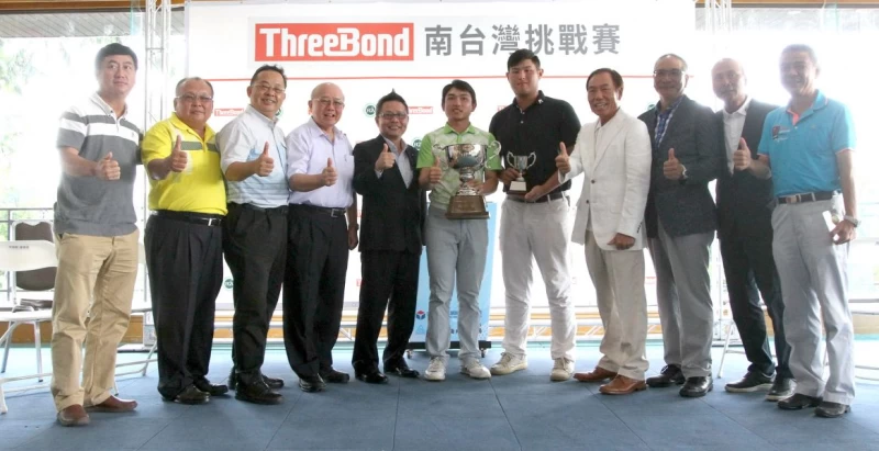 ThreeBond香港有限公司社長兼重道雄(左五).台灣福興工業公司董事長林瑞章(右四)和柏緯集團董事長吳建明(左四).業餘冠軍蔡凱任(右五).職業冠軍邱瀚霆(左六).TPGA理事長謝錦昇(右三).挑戰巡迴賽執行長陳志忠(右二)和貴賓合影。鍾豐榮攝影