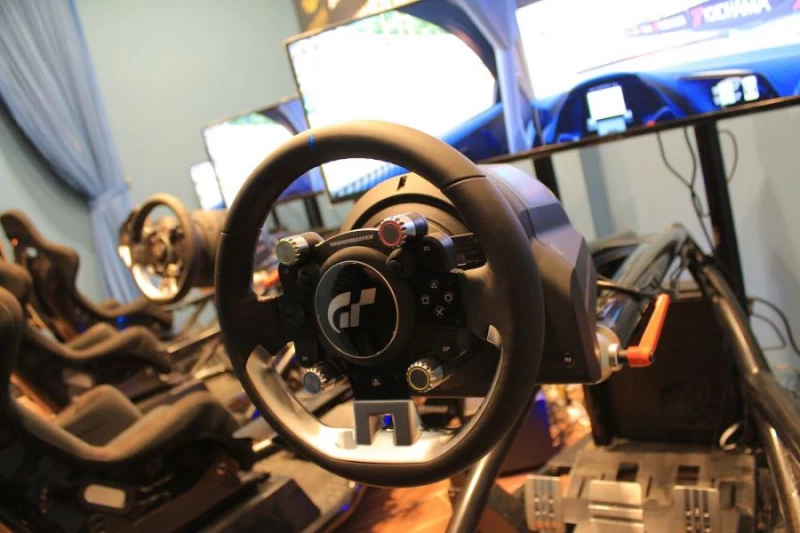 現場採用THRUSTMASTER T-GT 旗艦級力回饋方向盤組讓選手感受100%賽車力回饋感。