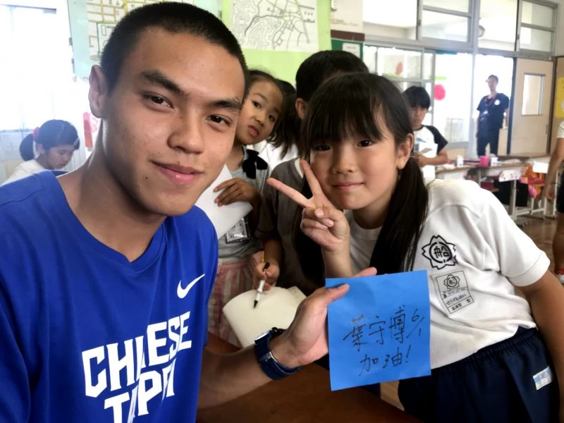 日本小學生開心跟葉守博(左)合照,並替他加油。黃春榮/提供。