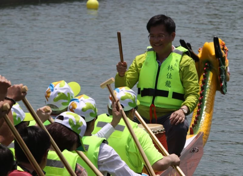 台中市長林佳龍親自為龍舟擊鼓。台中市運動局提供