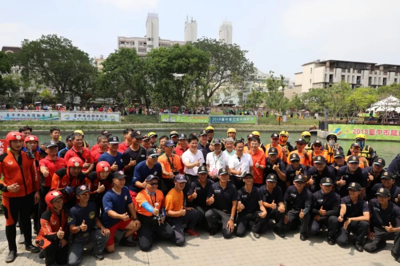 市長林佳龍與臺中市政府消防局人員合影.。台中市運動局提供