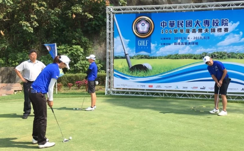 台北市立大學教練王宏宗(左)在練習果嶺指導選手練習。