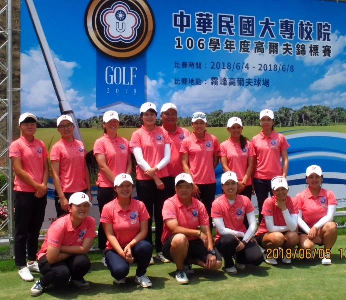 北市大女選手石澄璇(後排左一)68桿暫居公開女組個人賽首位