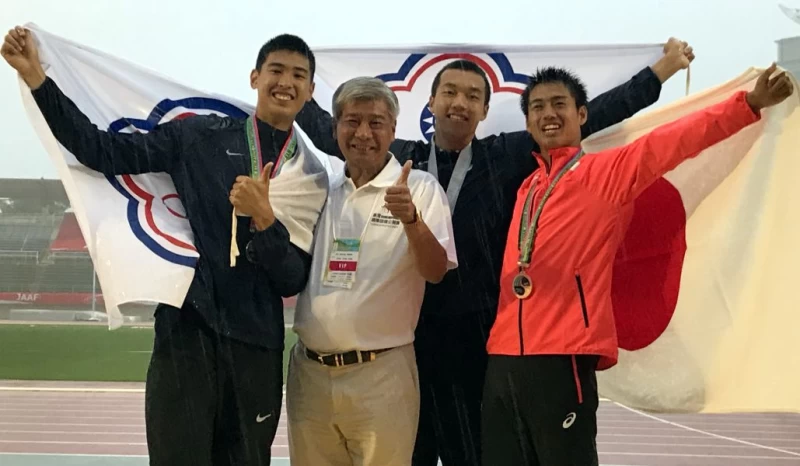 王晨佑(右二)和王昱翔(左)在亞青田徑賽金包銀,開心地和田徑協會秘書長王景成(左二)合照。田徑協會/提供。