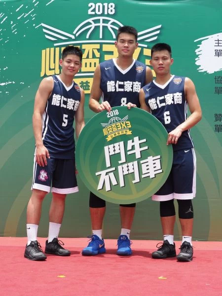 能仁三劍客宣導鬥牛不鬥車。大會提供