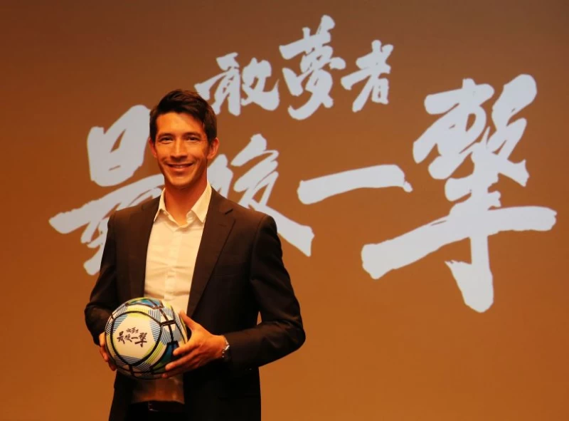 陳昌源一身西裝帥氣登場。李天助攝