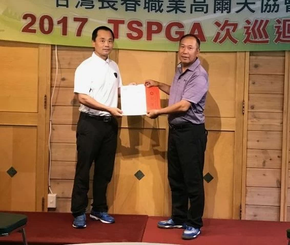 黃泰隆(右)熱衷公益。資料照片