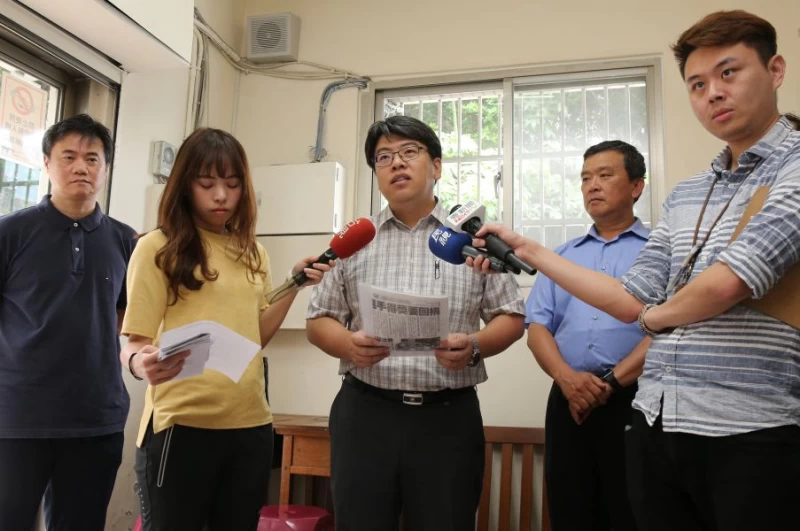 北市大同校長莊智鈞（中）對外說明／李天助攝