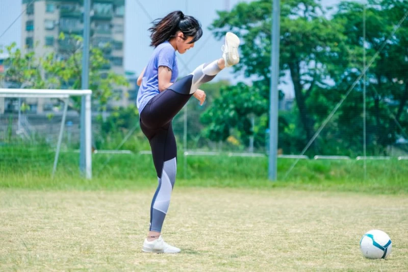 女足國腳張愫心演繹示範訓練內容。UA提供