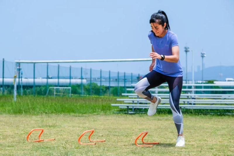 藉由跨欄訓練提高身體掌握度,以對抗90分鐘高強度的足球賽事。UA提供
