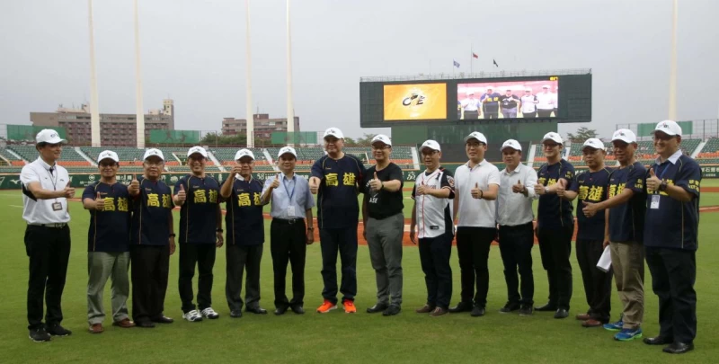 高雄市代市長許立明帶領多位民代觀戰。高雄市體育處提供