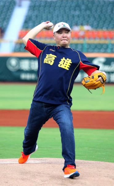 高雄市代市長許立明投出第1球。高雄市體育處提供