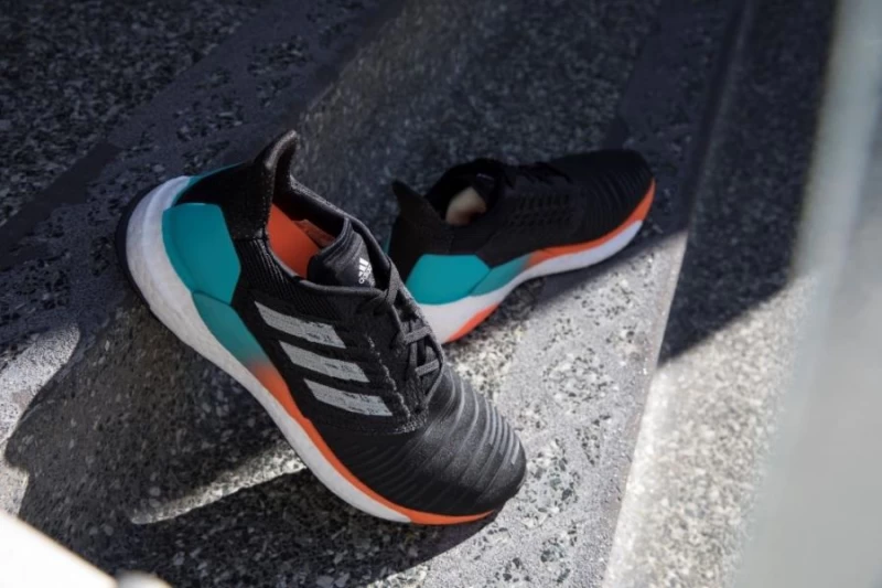 效法航太工業高度精密的設計思維,推出全新SOLARBOOST跑鞋。adidas提供