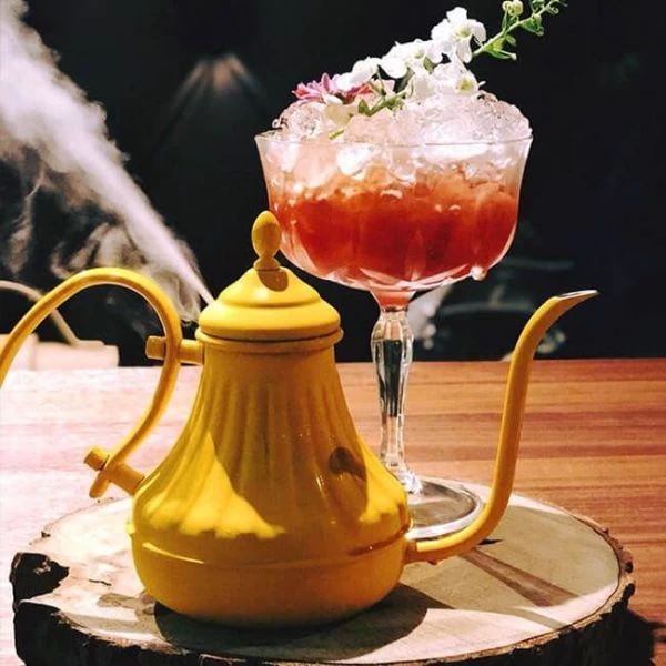 阿拉丁神燈,如阿拉丁神燈的茶具內,承裝著咖啡梅果茶+白蘭地特調而成的調酒,入口溫順又咖啡香濃郁,經典特色HURRAY獨有。