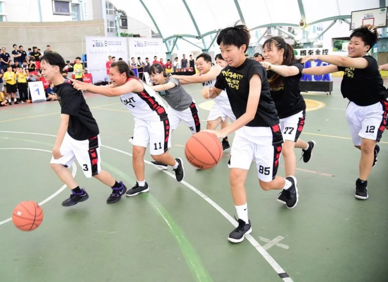 適逢端午連假,現場也玩起「龍舟接力上籃挑戰賽」各隊無不使出渾身解數。主辦單位提供